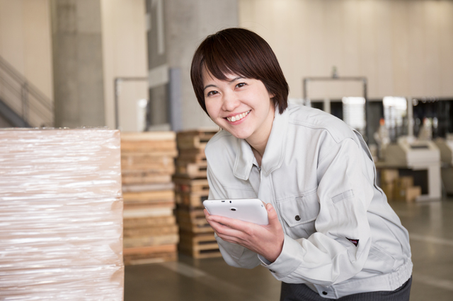 電卓を持つ女性