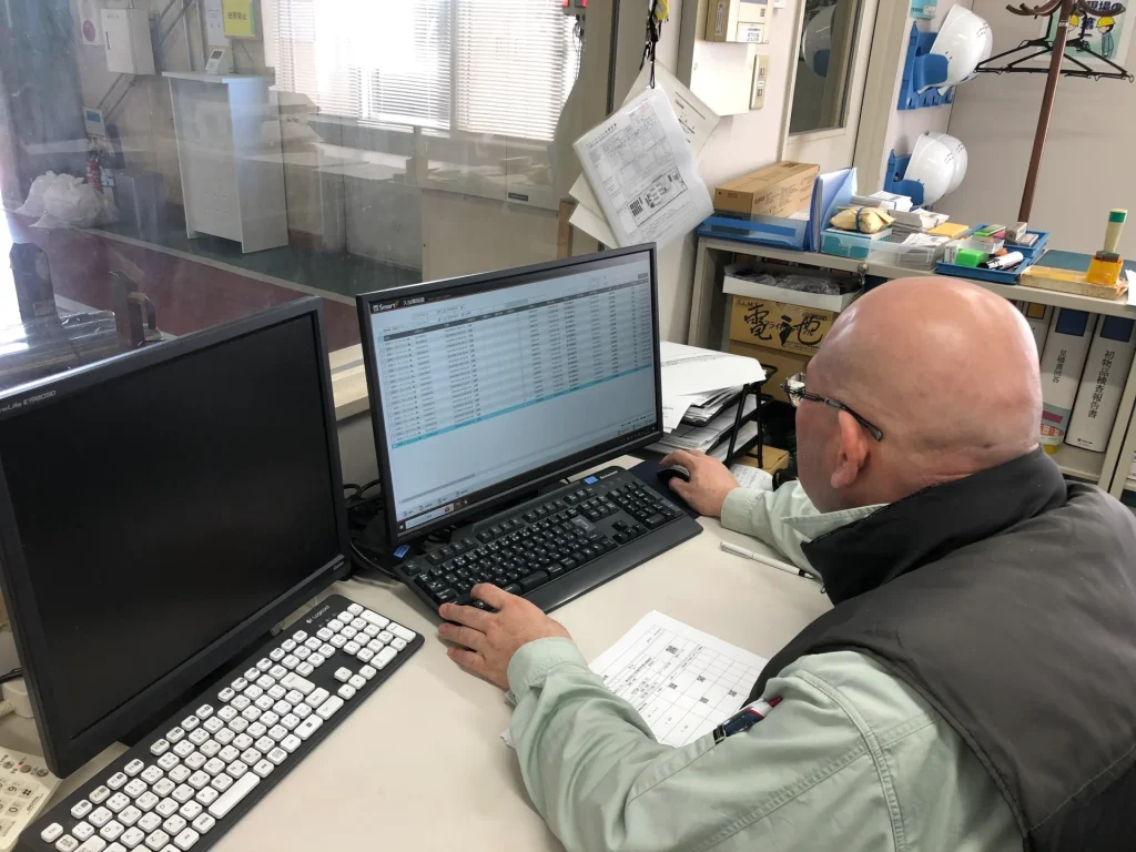 白河バープレシジョン様 スマートFのPC使用場面